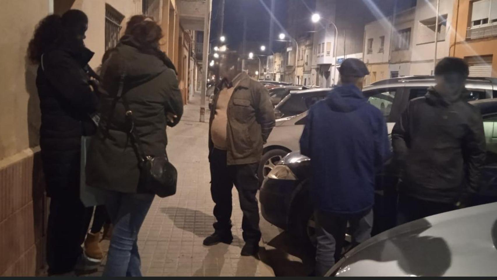 Vecinos a las puertas del taller ilegal de la calle Guifré, en Badalona