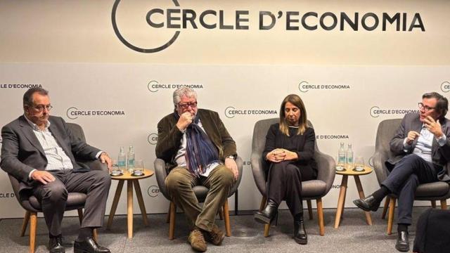 Albert Sáez (El Periódico), Antonio Balmón, Meritxell Budó y Xavier Fonollosa, en el Círculo de Economía