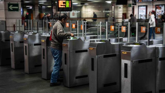 Una persona entrando en una estación de Rodalies