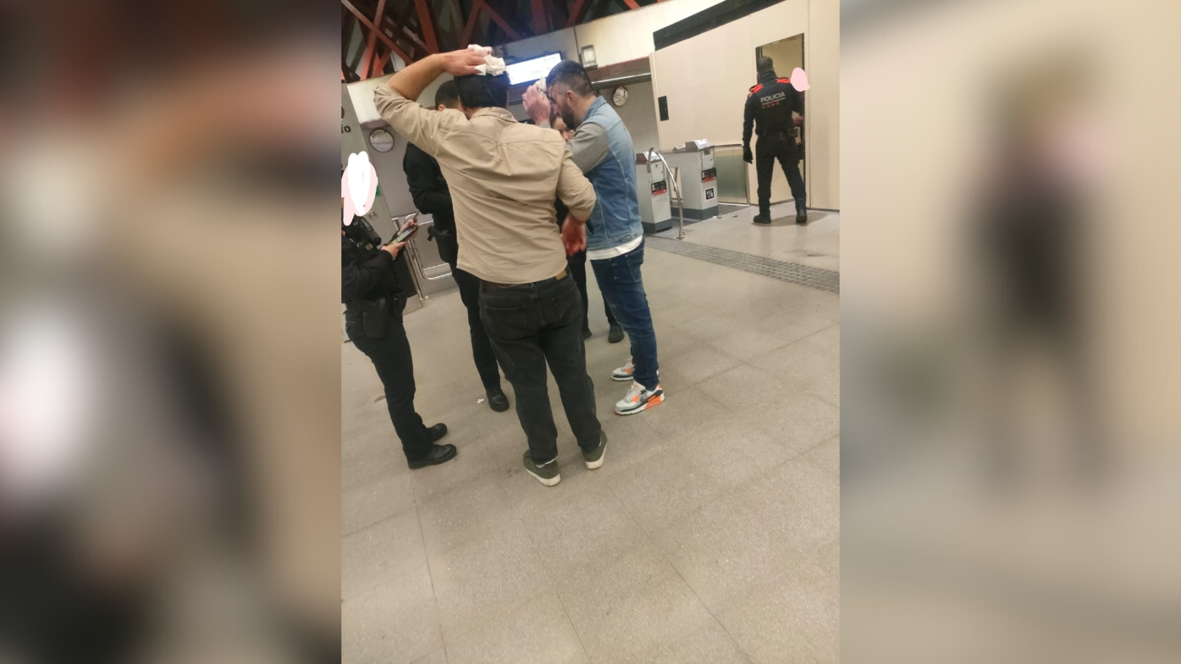 Dos hombres heridos tras un apuñalamiento en la estación de metro de Trinitat Vella