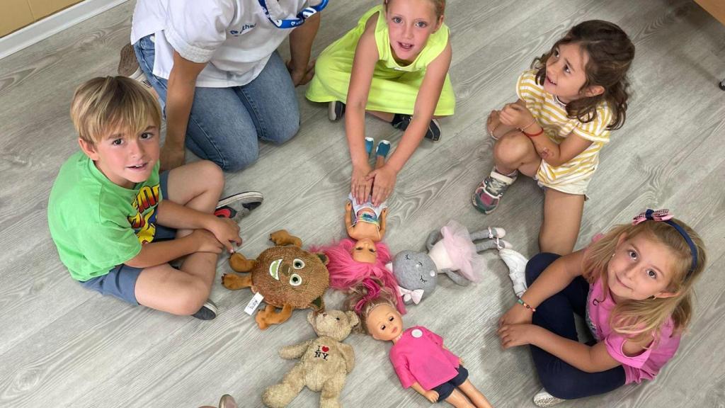 Una profesional sanitaria en un taller de Vithas en un aula de educación primaria