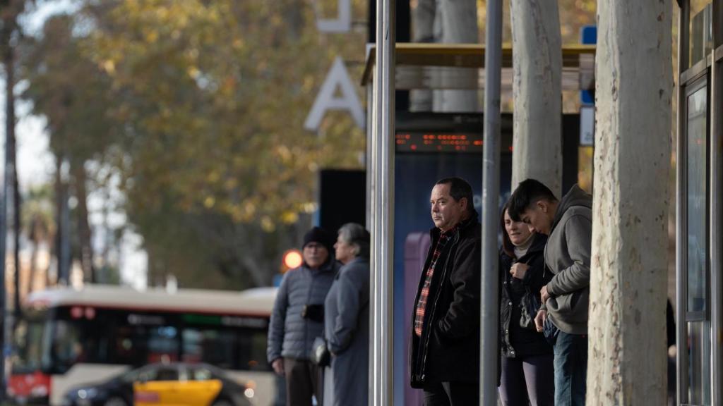 Varias personas esperan al autobús