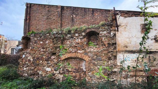 Los restos de un cementerio del S.X que resisten en Horta: junto a un club de tenis centenario