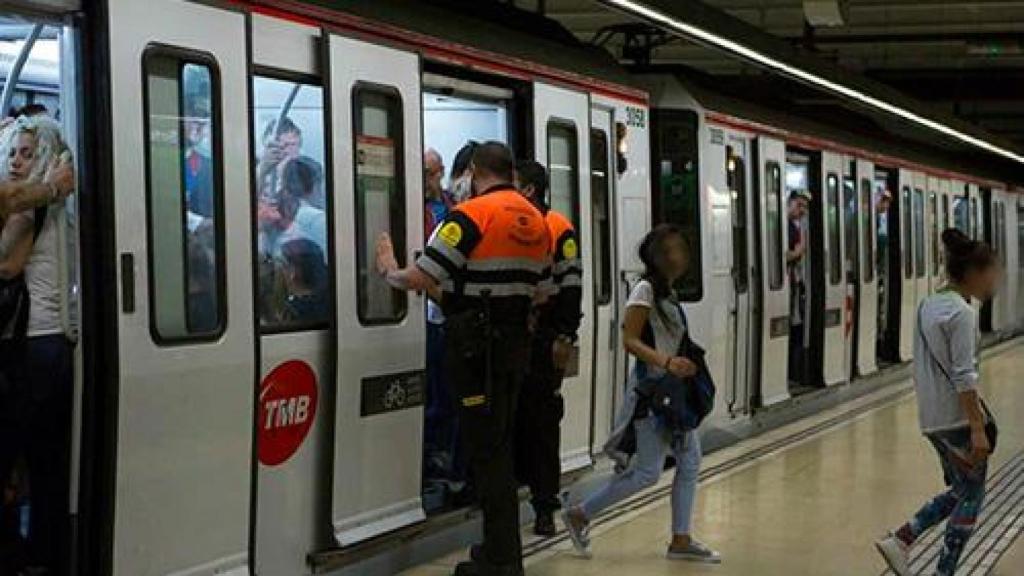 Un vigilante de seguridad del metro de Barcelona