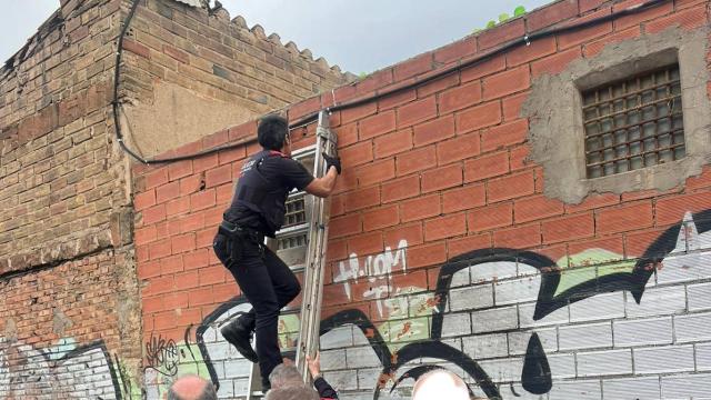 La policía y los vecinos evitan una okupación en Sant Adrià de Besòs