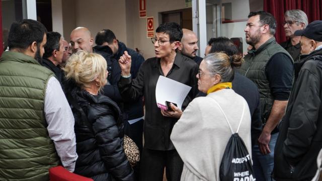 Filo Cañete con una vecina de Sant Adrià