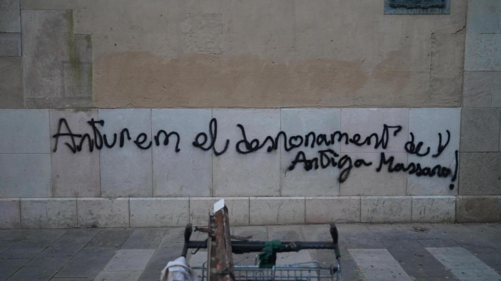 Grafitis de protesta contra el desalojo en un muro de la Antiga Massana