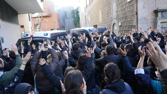 Manifestantes protestan por el desalojo de la Antiga Massana