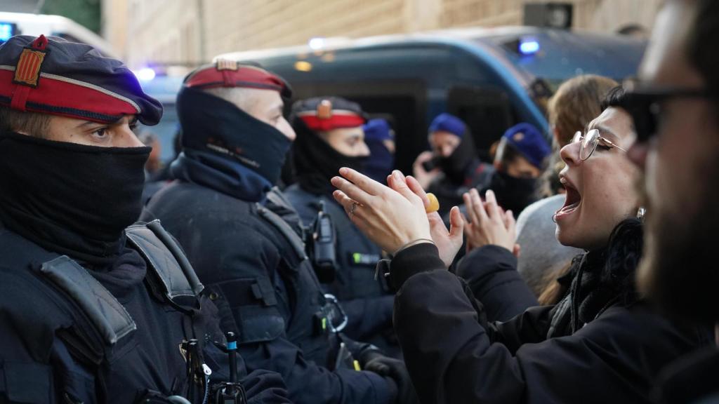 Una manifestante delante de un agente durante el desalojo de la Antiga Massana