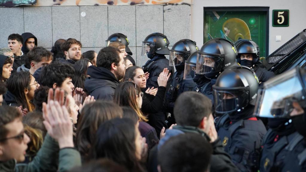 Manifestantes delante el cordón policial que rodea la Antiga Massana tras us desalojo