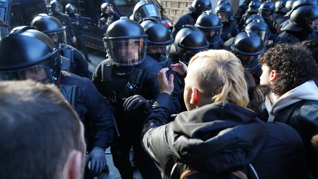 Agentes del ARRO contienen a los manifestantes que intentan acceder a la Antiga Massana