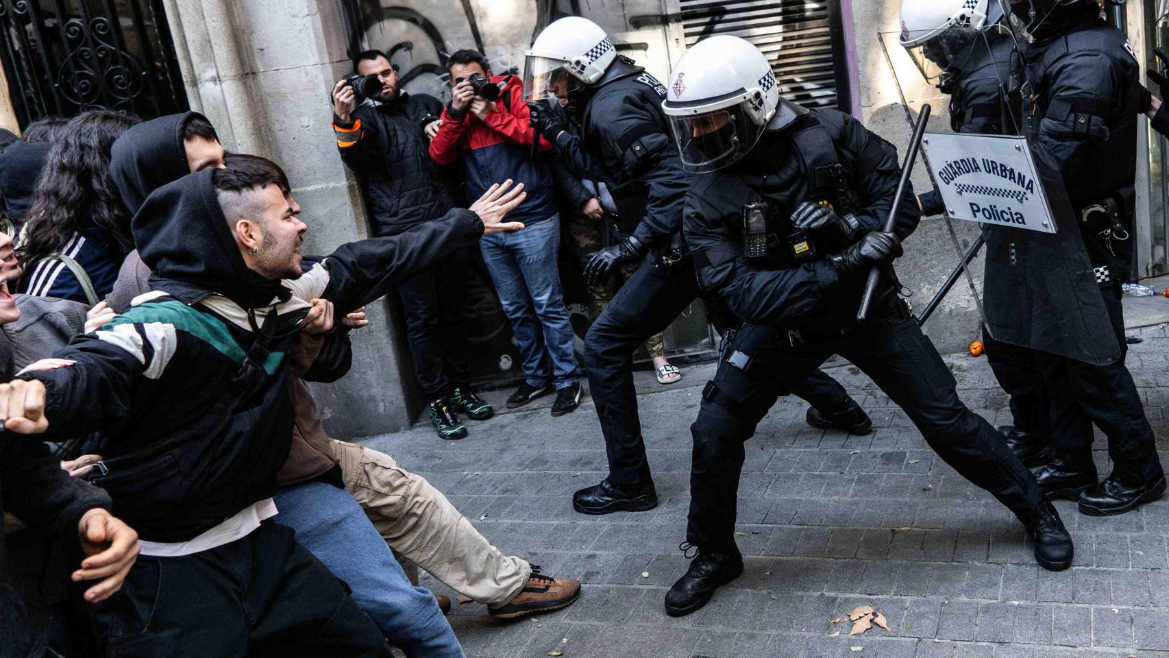 Enfrentamiento entre manifestantes y policías tras el desalojo de la Antiga Massana