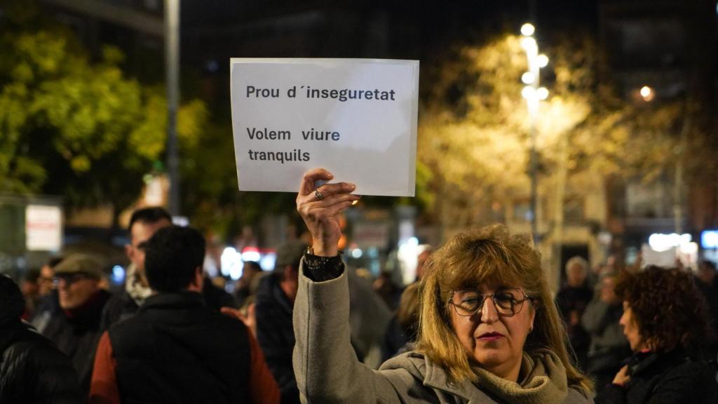 Los vecinos durante la manifestación en Sant Adrià de Besòs