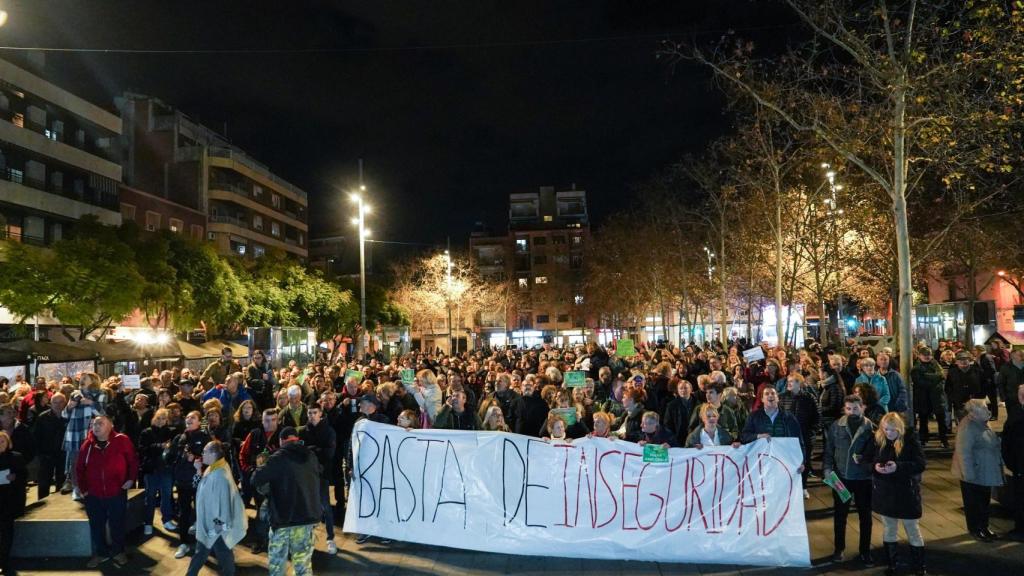 Los vecinos durante la concentración