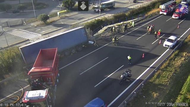 Un camión vuelca en la Ronda Litoral