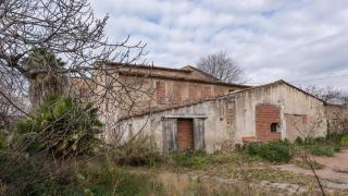 La masía del S.XVI olvidada en la Verneda: un edificio histórico escondido entre maleza