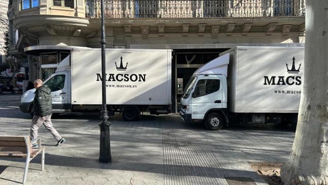 Los camiones de mudanza delante de Macson, en el paseo de Gràcia de Barcelona