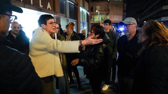 Filo Cañete a la salida del pleno municipal parlamentando con una vecina de Sant Adrià el pasado lunes