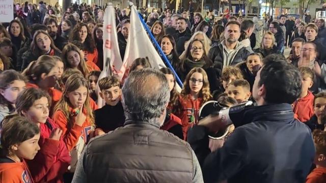 Las familias salen a la calle para protestar contra el cierre del Colegio Sant Ferran de Castelldefels