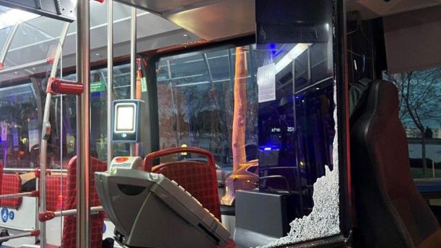 El cristal roto del autobús en Barcelona