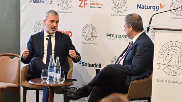 El alcalde de Barcelona, Jaume Collboni, junto al director adjunto de La Vanguardia