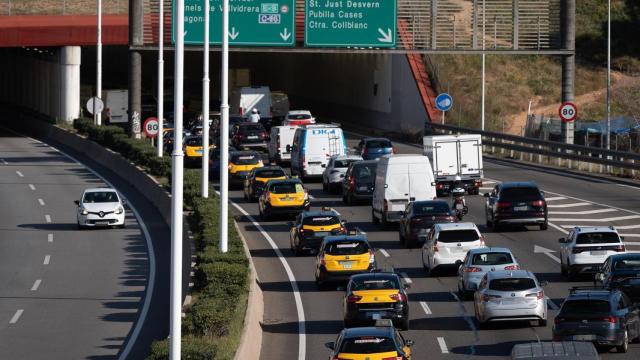 Un grupo de taxis a la altura de Esplugues de Llobregat durante una marcha lenta de taxistas por las rondas de Barcelona, a 29 de enero de 2025, en Barcelona