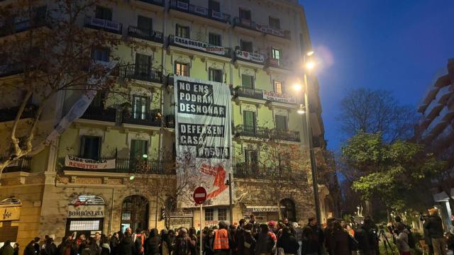 Cientos de personas se concentran frente a Casa Orsola ante el inminente desalojo de su primer inquilino