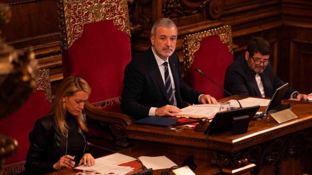 El alcalde de Barcelona, Jaume Collboni, junto a los tenientes de alcalde Maria Eugènia Gay y Albert Batlle