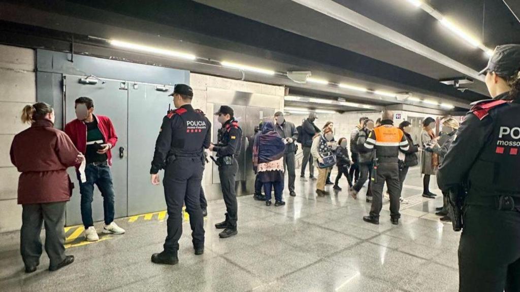 Operativo de Mossos en el metro de Barcelona tras el partido del Barça-Atlanta