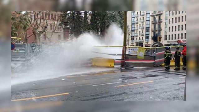 Una espectacular columna de agua en la calle Comte d'Urgell de Barcelona sorprende a los vecinos