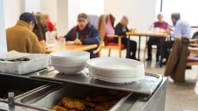 Personas comiendo en un comedor social de Barcelona