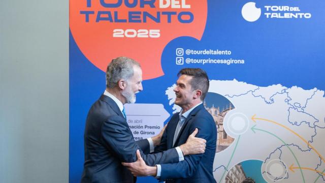 El rey Felipe VI junto al Premio Fundación Princesa de Girona Social 202 Pablo Sánchez Bergasa