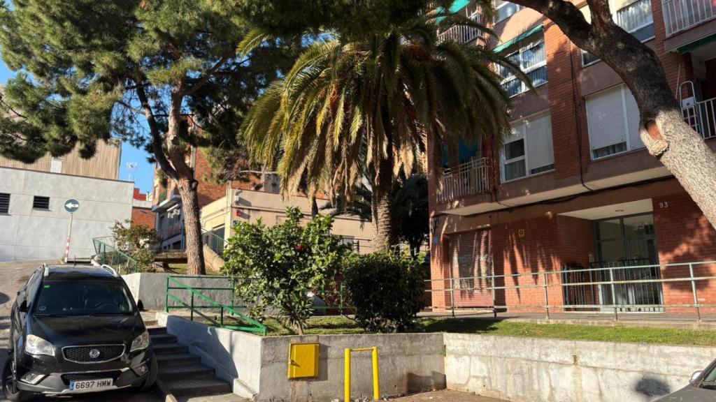 Exterior de la calle Guasch donde tuvo lugar el crimen de un hombre pakistaní en Badalona