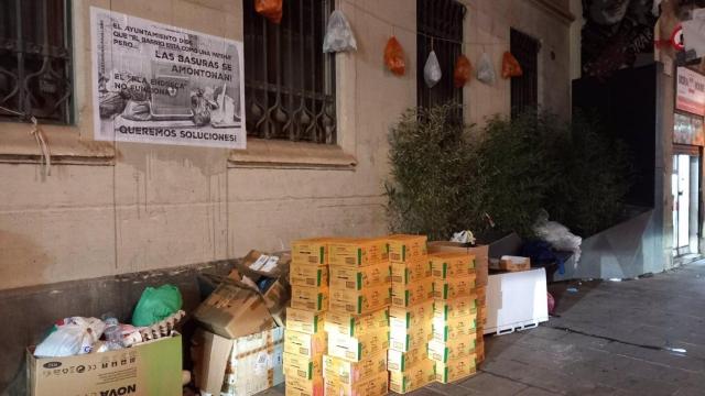 Campaña de vecinos del Raval de Barcelona para denunciar la problemática con la gestión de residuos en el barrio.