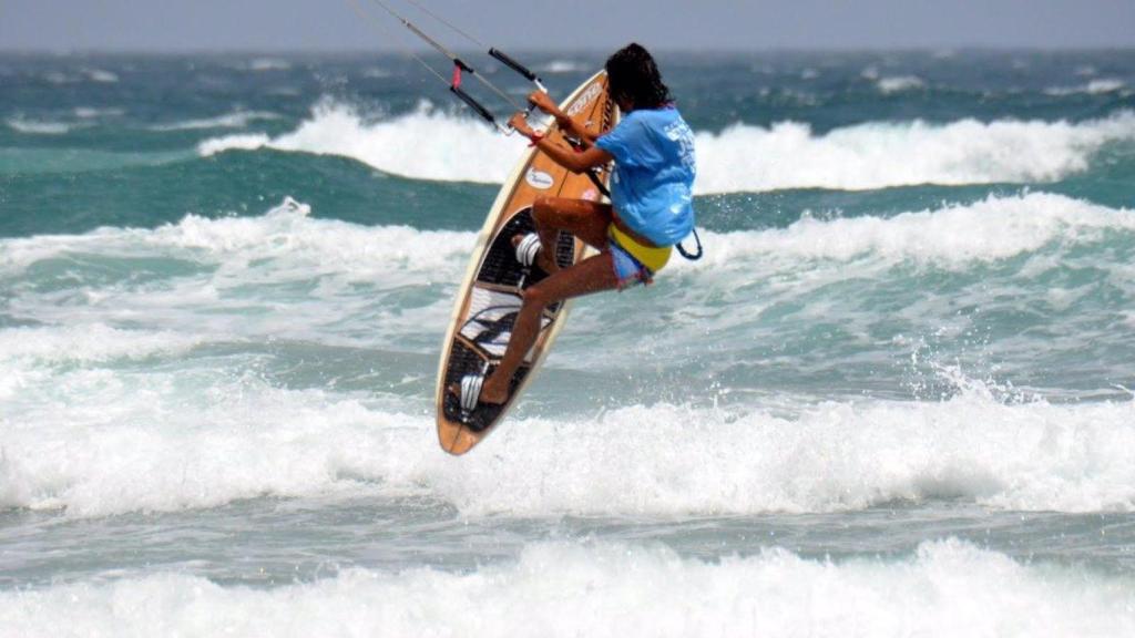 Práctica del kitesurf en una playa