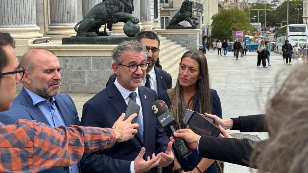 El alcalde de Sant Cugat,  Josep Maria Vallès, frente al Congreso de los Diputados