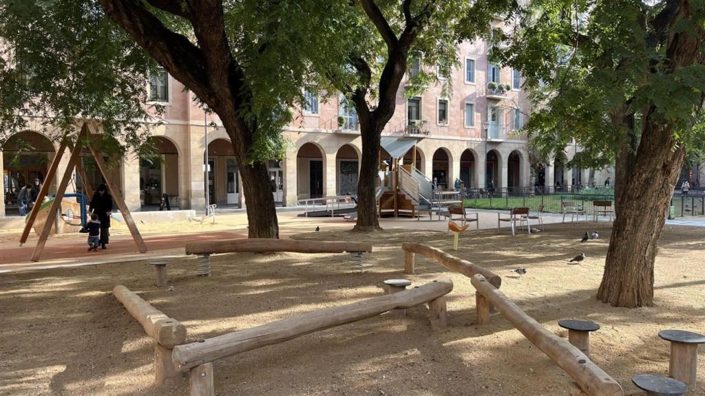 Barcelona concluye las obras de renovación en la plaza Vicenç Martorell del Raval