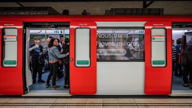 Usuarios en un vagón del metro de Barcelona