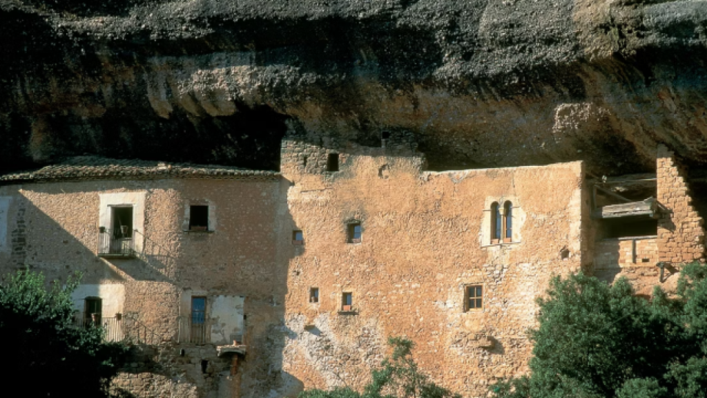 Cases de Mura entre les roques