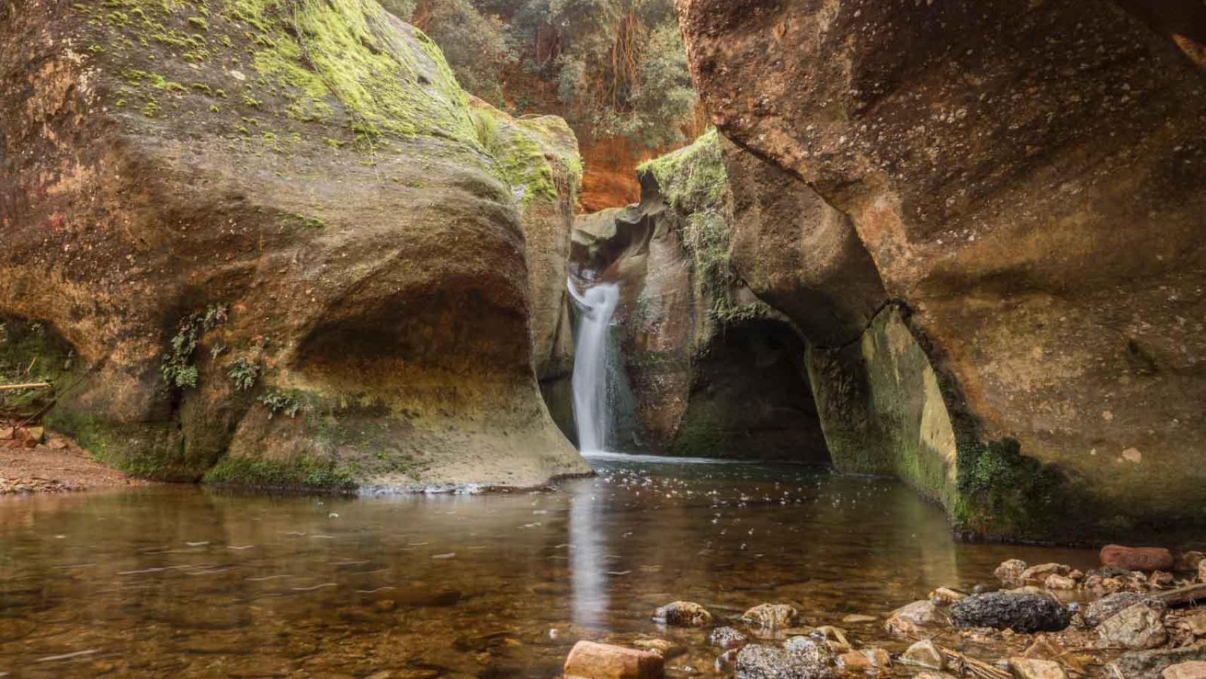 El Gorg de la Mola con su cascada de aguas cristalinas