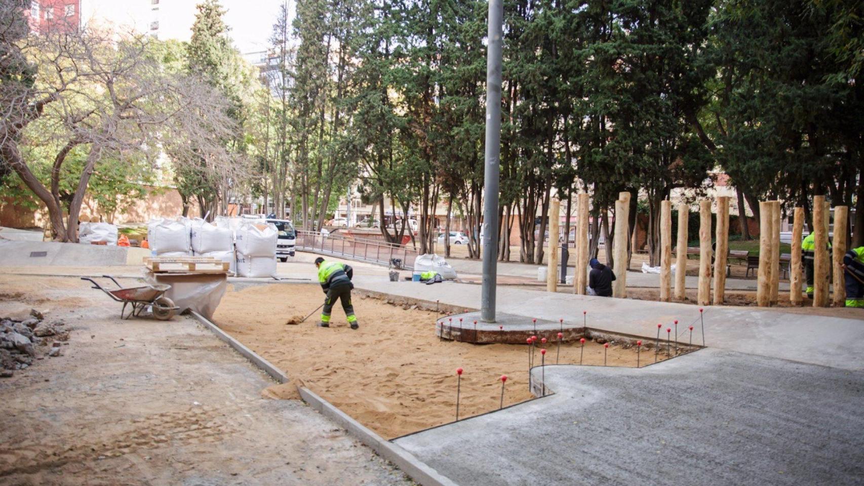 Obras de renovación de un área de juego infantil en les Corts