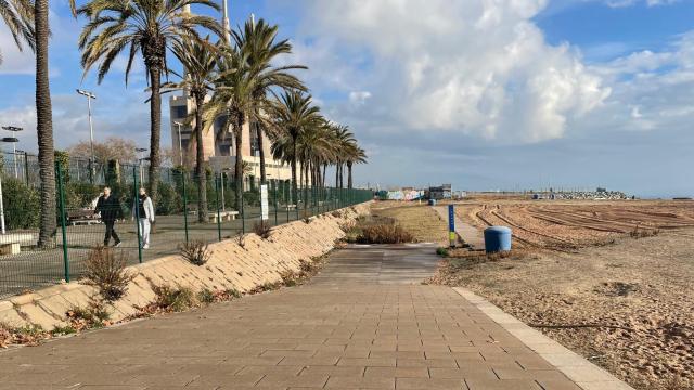 FOTOS: La playa de Sant Adrià se prepara para su reapertura