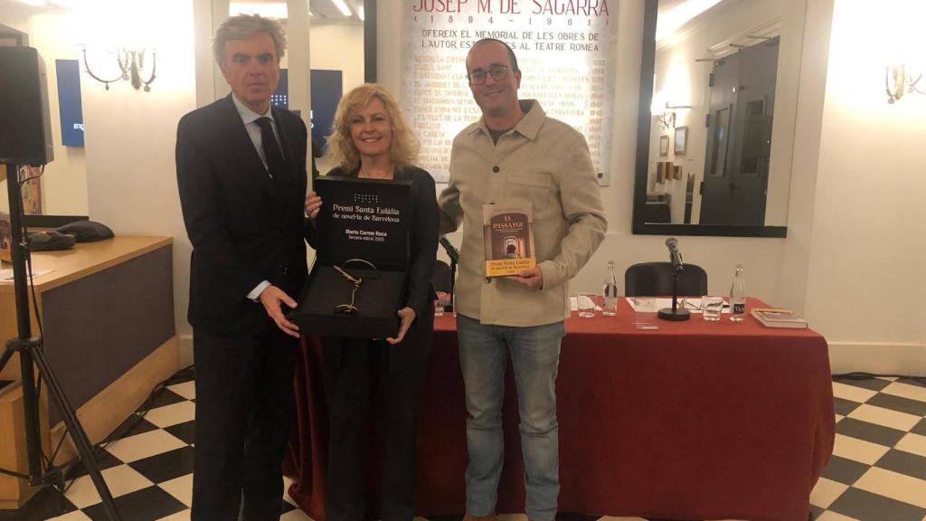 Fèlix Riera, Maria Carme Roca y Jordi Puig, con el premio Santa Eulàlia de novela en el teatro Romea