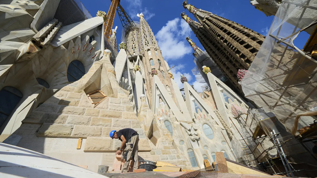 Operario en las obras de la Sagrada Familia de Barcelona, que culminará en 2026 la torre de Jesús