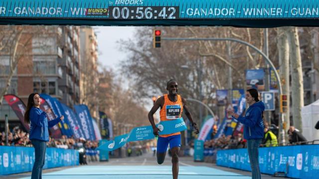 El atleta ugandés Jacob Kiplimo cruza la línea de meta