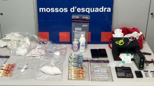 Objetos recuperados por los Mossos tras la detención del hombre en un local en Sant Martí