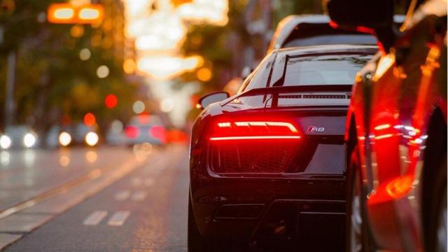 Vista trasera de coches en ciudad