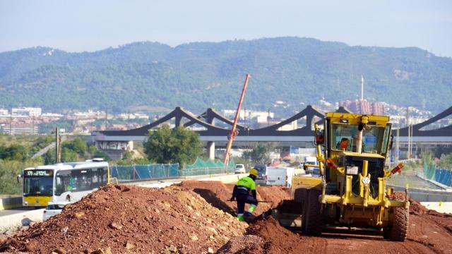 Obreros trabajando en la construcción de la autovía B-25 de Sant Boi de Llobregat.