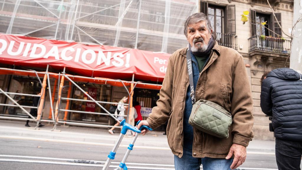 Una persona mayor frente a una residencia en Barcelona