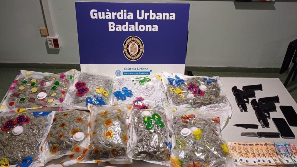 Armas y marihuana incautadas tras la detención de un joven en Badalona